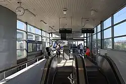 De wachtruimte aan de noordkant van het perron.