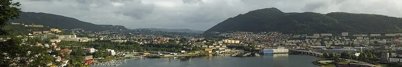 Panorama van Årstad, gezien vanaf de berg Fløyen. Op de voorgrond het meer Store Lungegårdsvann. Links het ziekenhuis Haukeland Universitetssykehus