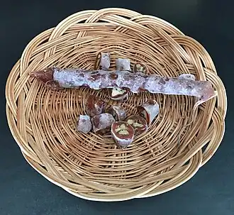 Tsjoertsjchela deels in stukjes gesneden