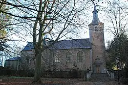 Ensemble gevormd door de kerk van Sint-Remi, kerkhof, pastorie en hun omgeving, te Franc-Waret