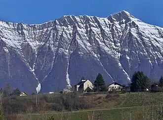Kerk van Aiton, op de achtergrond Dent d'Arclusaz