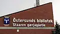 Opschriften in Zuid-Samisch en Zweeds op de bibliotheek van Östersund in Zweden.