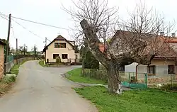 Zijstraat in het dorp (2014)
