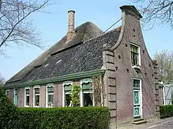 Stolpboerderij met een versierde klokgevel