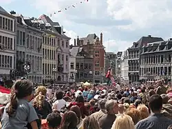 De mensen na het gevecht op de Grote Markt
