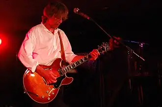 Roye Albrighton speelt live met Nektar in 2007