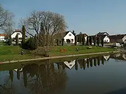 Huizen langs de dorpsvijver (2011)