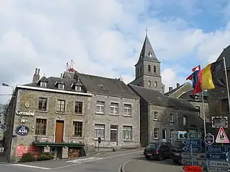 Straat in Spontin met op de achtergrond de kerk