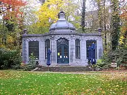 Het paviljoen Lodewijk XV, met op de achtergrond de Wolvendaellaan