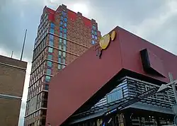 Woontoren met daarnaast de Pathé-bioscoop