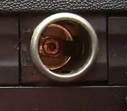 12 volt contactdoos in een auto.