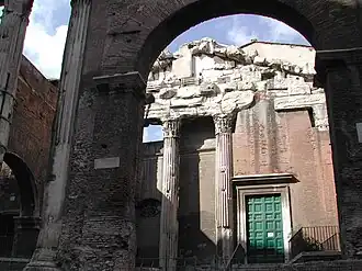 Zuidelijke gevel, hoofdingang in de Porticus van Octavia