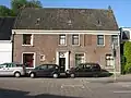 Perceelsgedeelte van Schoonzicht, huis met rechte kroonlijst, zadeldak in topgevels uitlopend, houten deuromlijsting, aanvang 18e eeuw. Vormt een geheel met het buurnummer 18