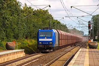 Goederentrein rijdt door het station (2016)