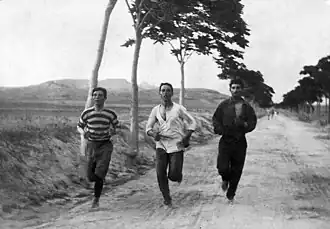 Deelnemers aan de Olympische marathon van 1896.Vasilakos is de atleet in het midden.