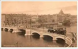 De Nieuwe Amstelbrug met tram, circa 1920