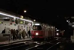Twee trams langs het oostelijke perron in 2006.