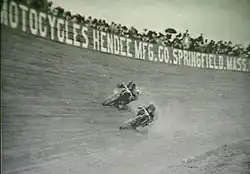 Board Track Race in 1911. De reclameborden zijn van de Hendee Mfg.Co., later bekend als Indian Motocycle Co.