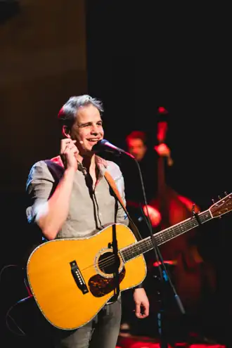 Zanger Matthijn Buwalda tijdens zijn 'Rechtop mens' theatertour.