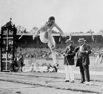 Eugene Mercer in actie tijdens het verspringen, onderdeel van de tienkamp op de OS van 1912, Stockholm