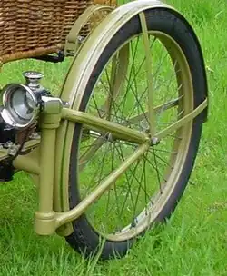 Het zijspanwiel had een soort van balhoofd, waardoor het als een zwenkwiel werkte.