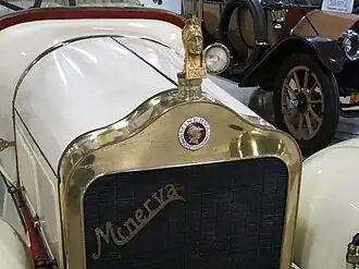 Het Minerva-embleem en het radiatorornament op een model uit 1913