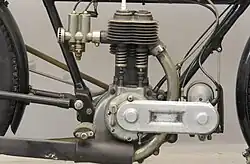 De rechterkant van het blok met de aandrijving van de ontstekingsmagneet, de twin barrel-carburateur en de beide kleppen.