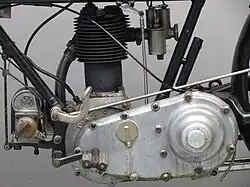 Het Triumph Model SD dankte zijn naam aan de "Spring Drive", de schroefveer in de uitstulping van de primaire transmissie zat en die kettingaandrijving mogelijk maakte.