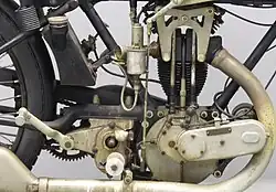 Aan de rechterkant het kettinkje voor de aandrijving van de ontstekingsmagneet, de Amac-carburateur, de versnellingsbak en de kickstarter