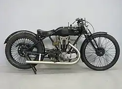 Het Model E7 uit 1925 had wel een kopklepmotor, maar de kleppen werden nog door stoterstangen aangestuurd.