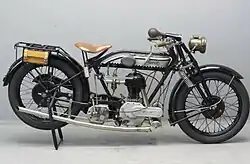 In 1927 werd het de voorvork verstevigd en er zaten trommelremmen voor en achter.