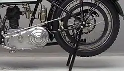 Nu de riemaandrijving was vervallen diende de achterste poelie alleen nog voor het remmen.