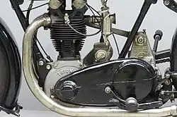 De linkerkant van het blok met de bult van de transmissiedemper in het deksel van de primaire aandrijving en het makkelijk te bedienen rempedaal.