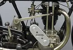 De rechterkant van het motorblok met de aandrijving van de ontstekingsmagneet, de schakelhefboom en de drieversnellingsbak.