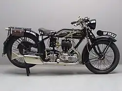 Aan dit Model K9 uit 1928 zijn een aantal accessoires toegevoegd, zoals de Lucas-elektrische verlichting, een elektrische claxon en een door het voorwiel aangedreven Smiths-snelheidsmeter.