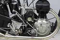De rechterkant van het CN-blok, met de beide zijkleppen, de magdyno en de carburateur. De nieuwe Triumph-versnellingsbak gaat verscholen achter het kettingschermpje en een afdekplaatje.