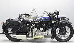 AJS Model R2 uit 1930. Het zijspan komt al niet meer uit eigen huis, maar van de Swallow Sidecar Company uit Coventry die later zou uitgroeien tot SS Cars en uiteindelijk tot Jaguar Cars.
