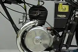 De linkerkant van het motorblok met het grote vliegwiel