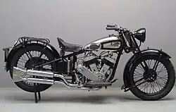 AJS Model S2 uit 1931. Het model heeft enkele opvallende wijzigingen t.o.v. het origineel. Zo is de koppeling voetbediend en is de handschakeling links naast de tank geplaatst.