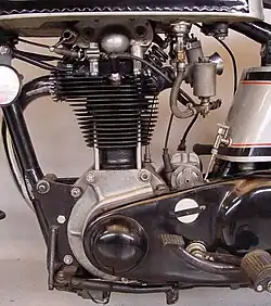 De International-motor van Arthur Carroll miste de "bult" in het transmissiedeksel...