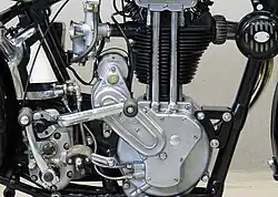 1933: ingesloten stoterstangen en magdyno aandreven aan de rechterkant.