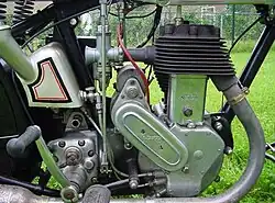 Big Four uit 1933, met de ontstekingsmagneet (inmiddels van Lucas) nu achter de cilinder,