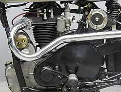 Het Twin Port-blok van de Blue Star, met de bult aan de voorkant van de kettingkast waar de transmissiedemper zit.