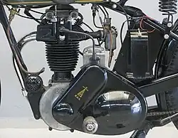 De linkerkant van het motorblok had een tamelijk grote primaire kettingkast. De "bult" aan de linkerkant bevat de transmissiedemper, de bult aan de rechterkant de koppeling en het diagonaal lopende deel de aandrijfketting voor de Maglita-ontstekingsmagneet annex dynamo.