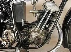 De rechterkant van het blok, met de stoterstangen, de carburateur, de accu en de bobine en de stroomverdeler. In de "bult" aan de voorkant van het blok zit de motorolie.