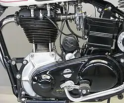 Daarom werden een magdyno en een accu gemonteerd.