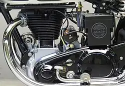 In 1937 zat de magdyno al achter de cilinder, maar ook de klepveren waren ingesloten, zoals bij de Norton ES2.