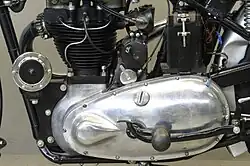 De linkerkant van de motor, met de olieleidingen voor de tuimelaars, die met de kleppen helemaal ingesloten waren. In de uitstulping op het motordeksel zit de transmissiedemper.