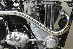 De rechterkant van de motor, met de stoterstangen en de aandrijving van de magdyno, de carburateur en de vierversnellingsbak met kickstarter.