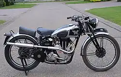De Matchless G3 (350&nbsp;cc) uit 1939 had nog een parallellogramvork